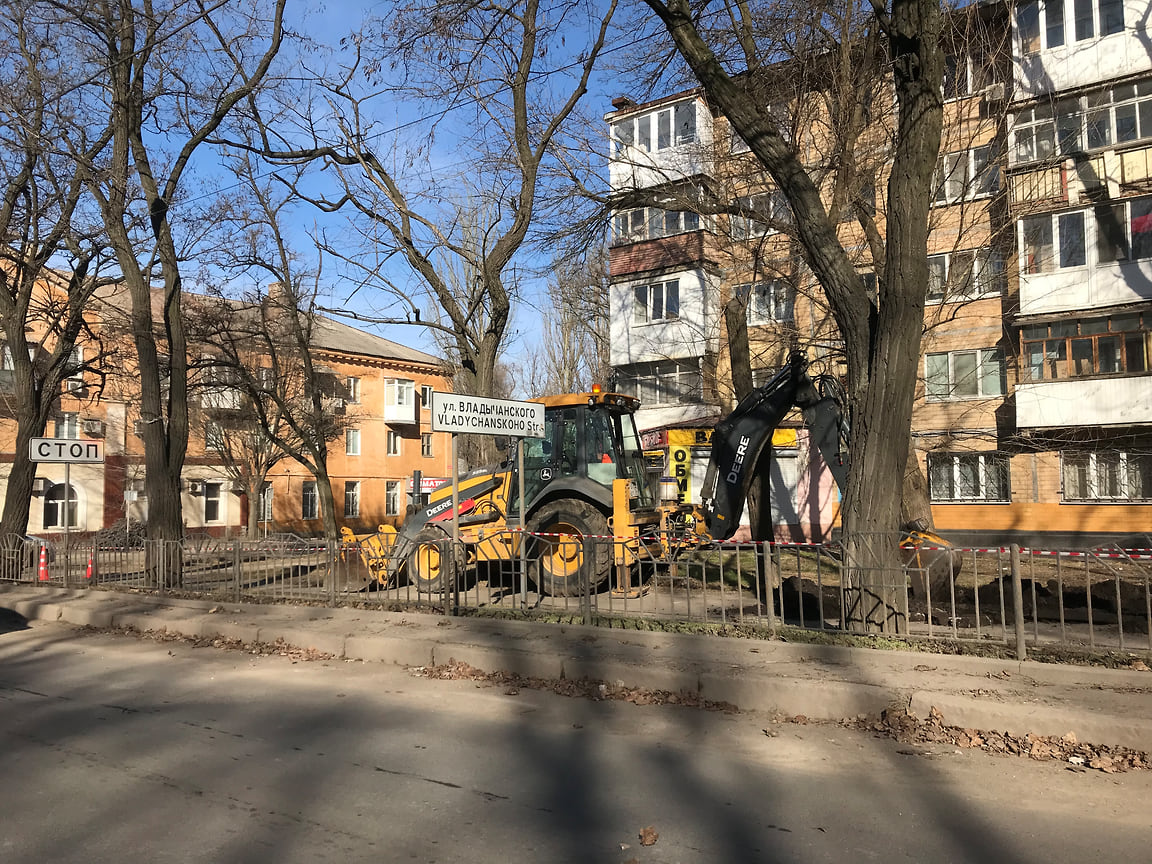 Несмотря на то, Донецк находится под постоянными обстрелами, коммунальные службы занимаются ремонтом тротуаров и домов