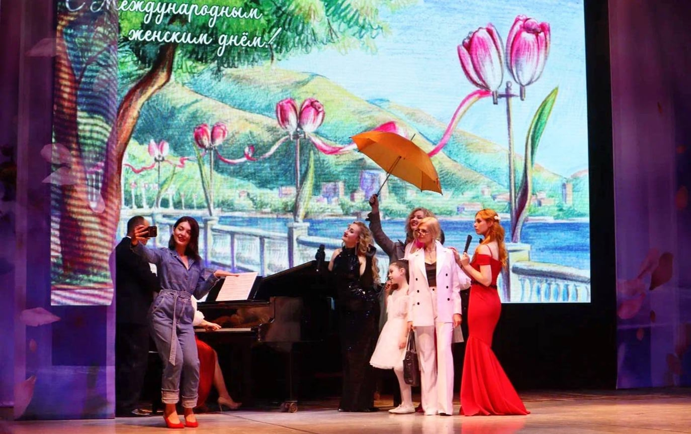 С Международным женским днем в Геленджике поздравили представительниц прекрасной половины человечества праздничным концертом