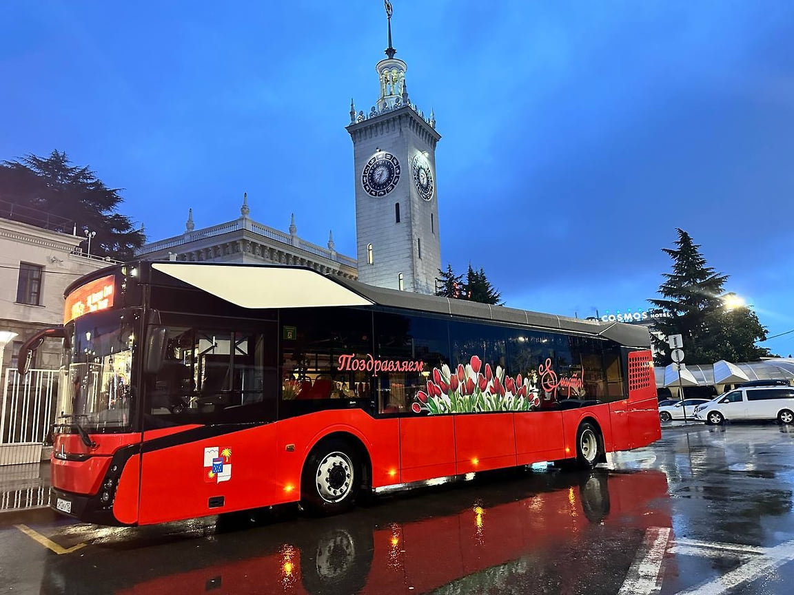 В Международный женский день в Сочи на линию вышел цветочный автобус