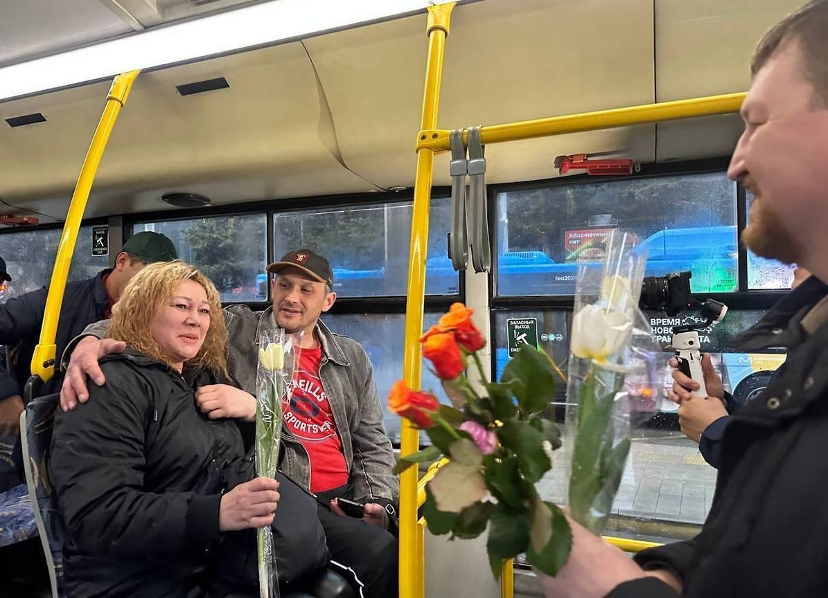 Рано утром в транспорте общего пользования Сочи стартовала акция «Дарите женщинам цветы». Первых пассажирок в автобусах на всех маршрутах встречали цветами