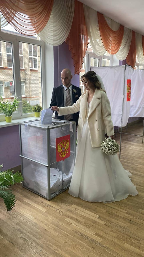 Пара молодоженов пришла в свадебных нарядах на избирательный участок в Западном округе Краснодара
