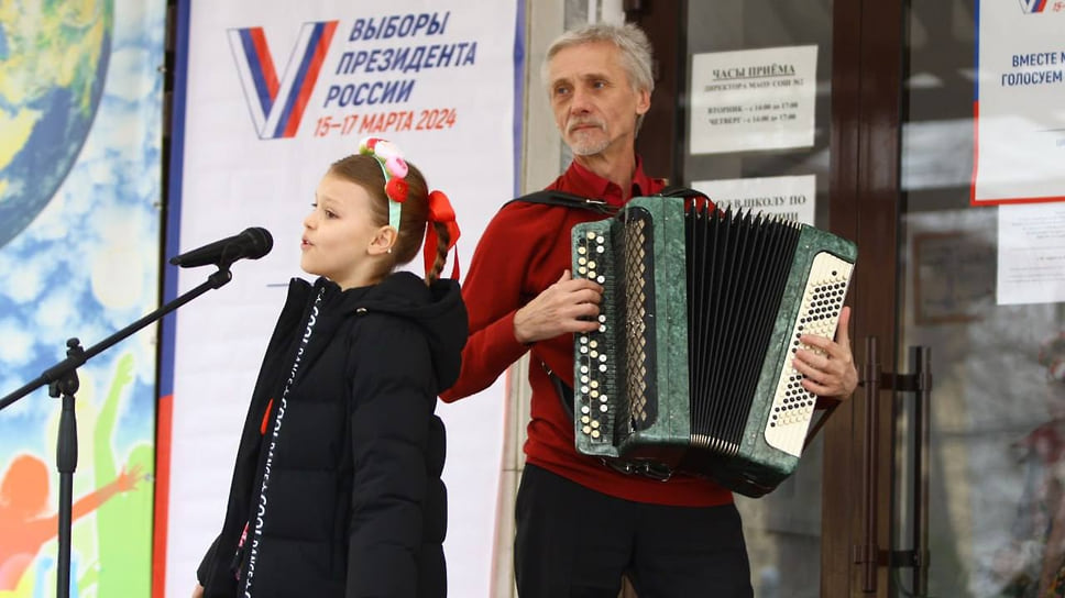 На избирательных участках Краснодара выступают творческие коллективы