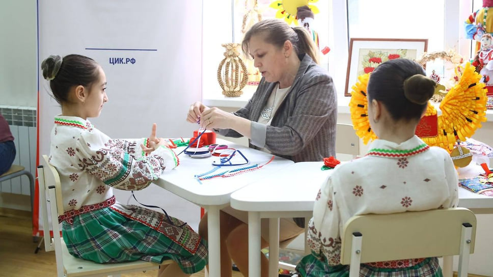 В первый день голосования на выборах Президента РФ на участке № 2330 на улице Чапаева в Краснодаре можно было поучаствовать в мастер-классе по плетению ленточки в цветах российского флага