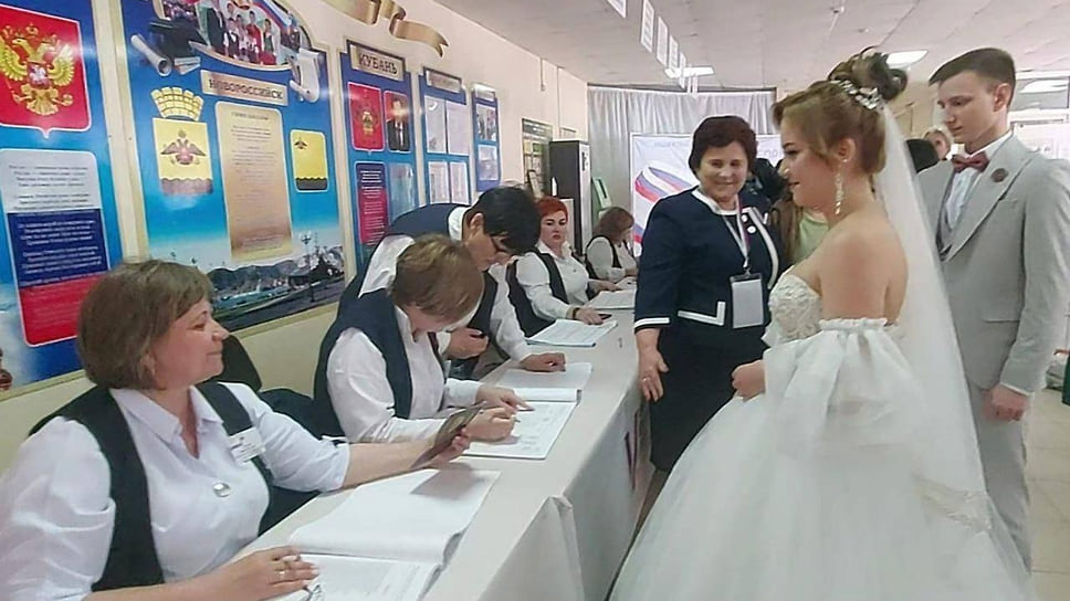 В Новороссийске сразу две пары молодоженов приняли участие в выборах
