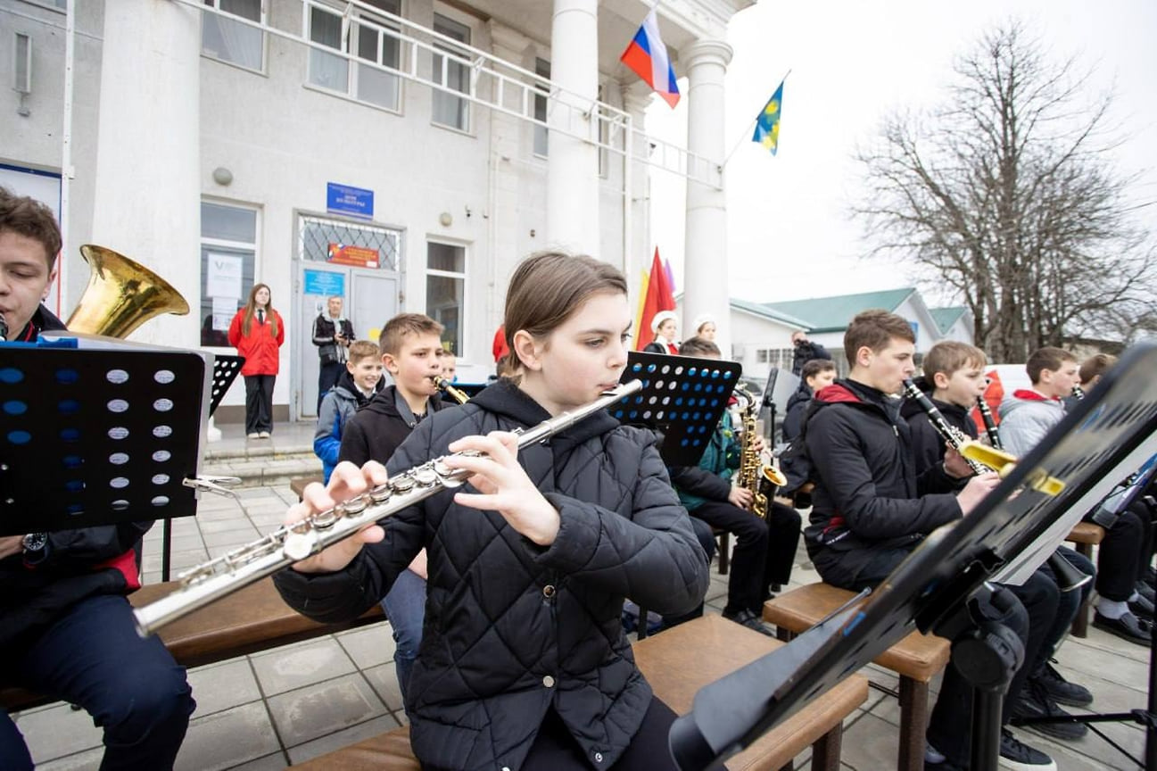 Казаков и других избирателей встречали духовой оркестр и юные барабанщицы Детской школы искусств № 3 станицы Гостагаевской  