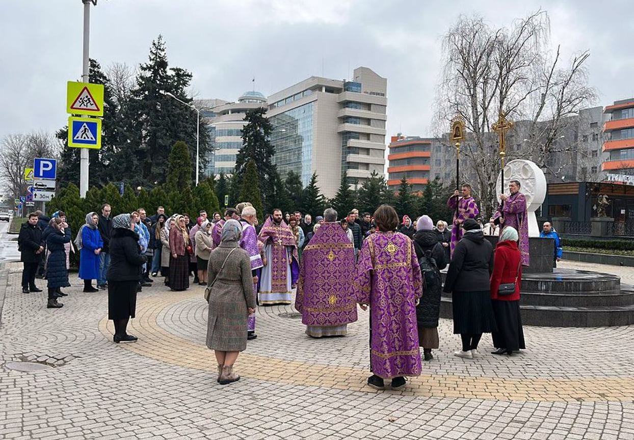 В нескольких храмах столицы Кубани проходят поминальные службы