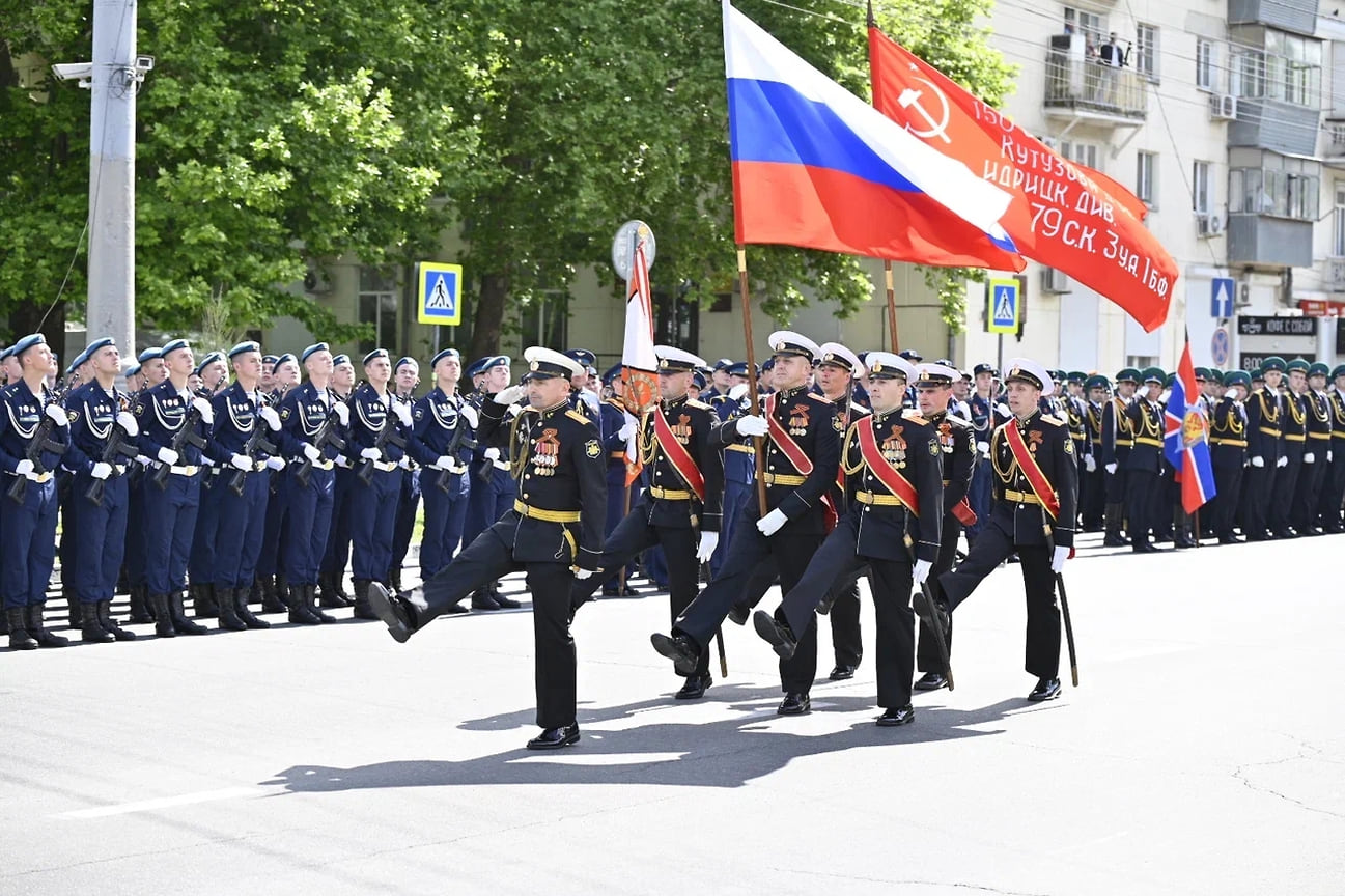 Под звуки марша сводного оркестра Новороссийского гарнизона на площадь перед администрацией города вынесли Государственный флаг Российской Федерации и Знамя Победы