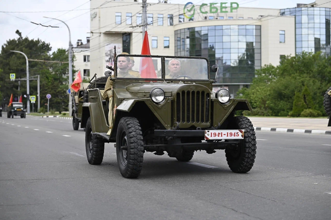 Автомобиль-вездеход ГАЗ — 67. Построенный в апреле 1943 года, успешно прошел армейские испытания и был запущен в производство