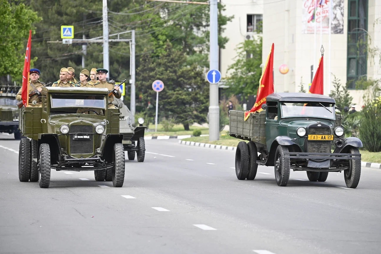 ГАЗ — АА («полуторка») — советский среднетоннажный грузовой автомобиль Нижегородского автозавода грузоподъемностью в полторы тонны. Символ Великой Отечественной войны