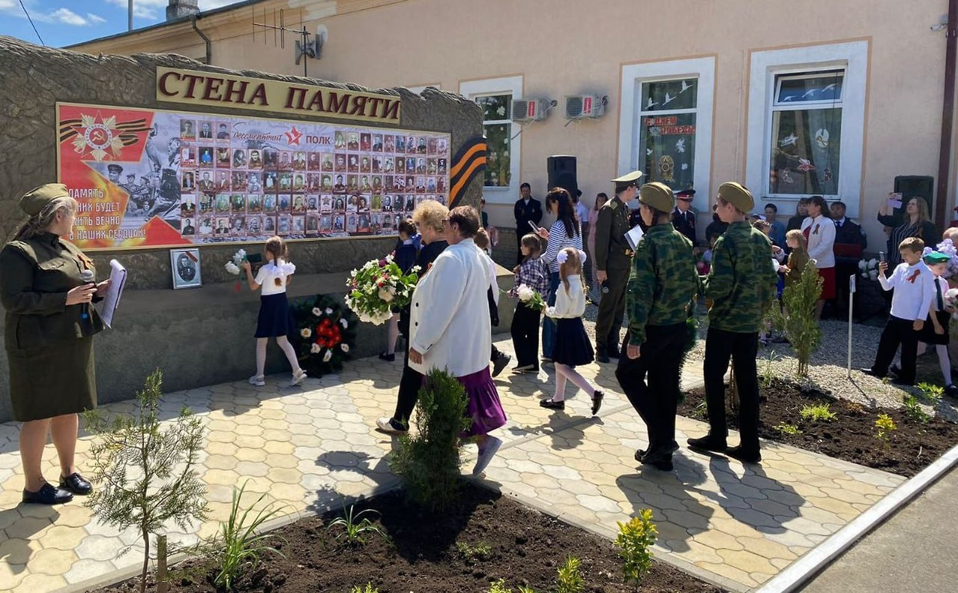 В День Победы в селе Береговое в Геленджике открыли Стену памяти. На обелиске расположено более 100 фотографий участников Великой Отечественной войны, чьи родственники проживают в селе