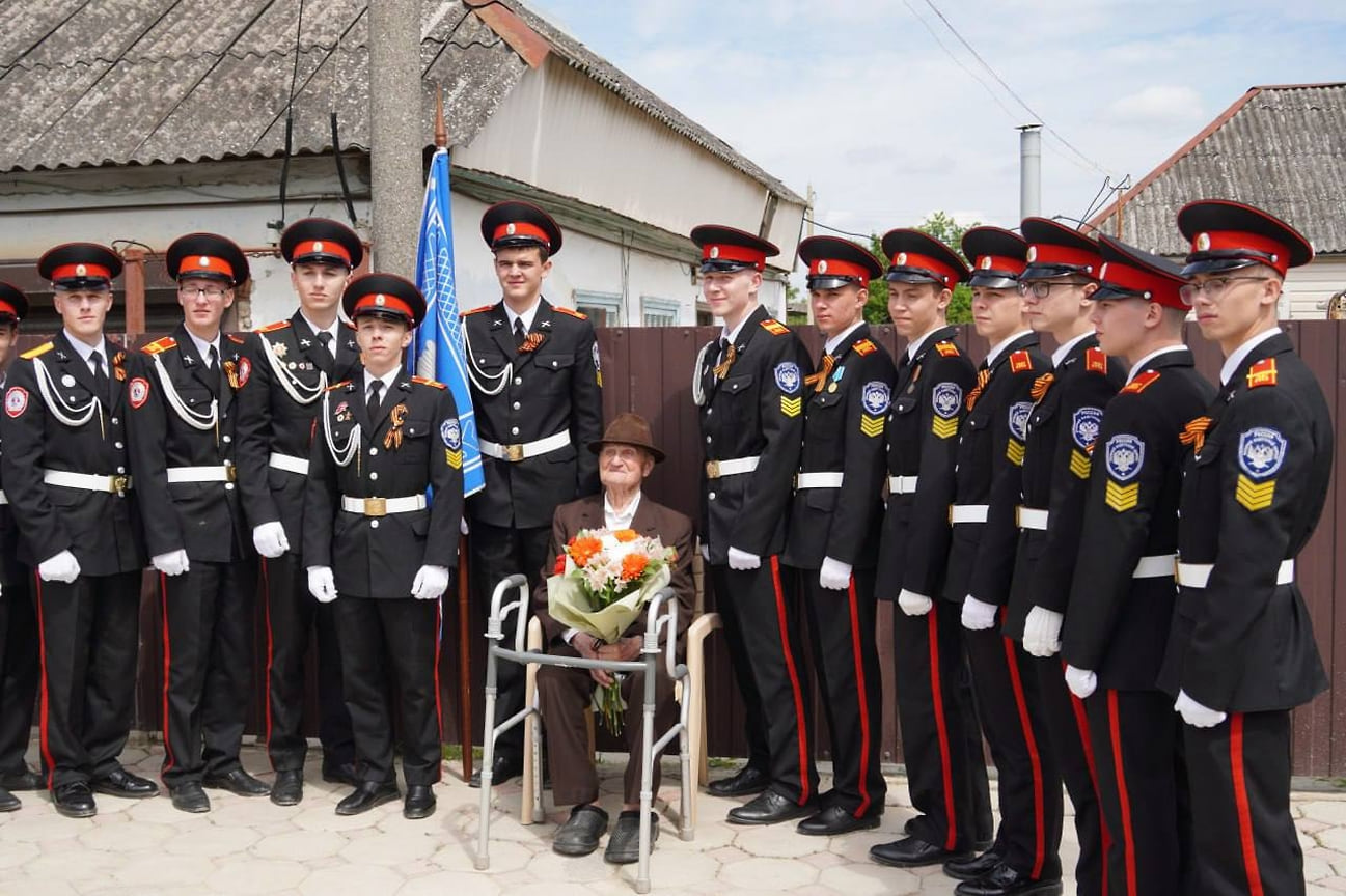 Военнослужащие, кадеты, воспитанники военно-патриотических клубов прошли парадом в Крымске у дома Почетного ветерана Великой отечественной войны Константина Солонина