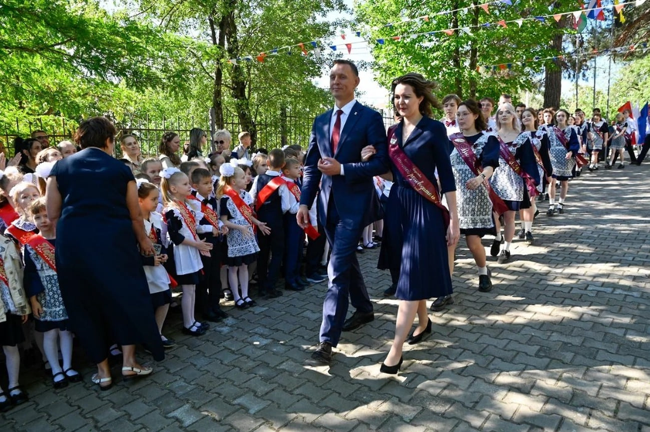 Глава Новороссийска Андрей Кравченко посетил торжественную линейку в школе №21, где выпускаются 166 учащихся 9 и 11 класса