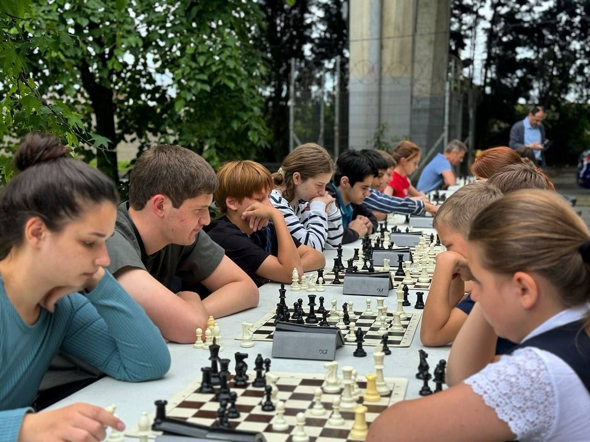 В парке 50 лет Победы состоялся турнир по шахматам между школьными командами Сочи-Абхазия