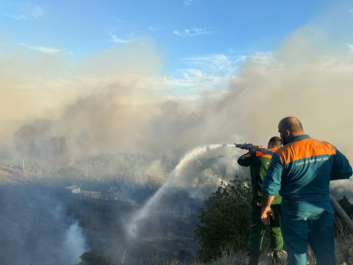На месте тушения лесного пожара в Сухой щели по поручению губернатора развернут оперативный штаб