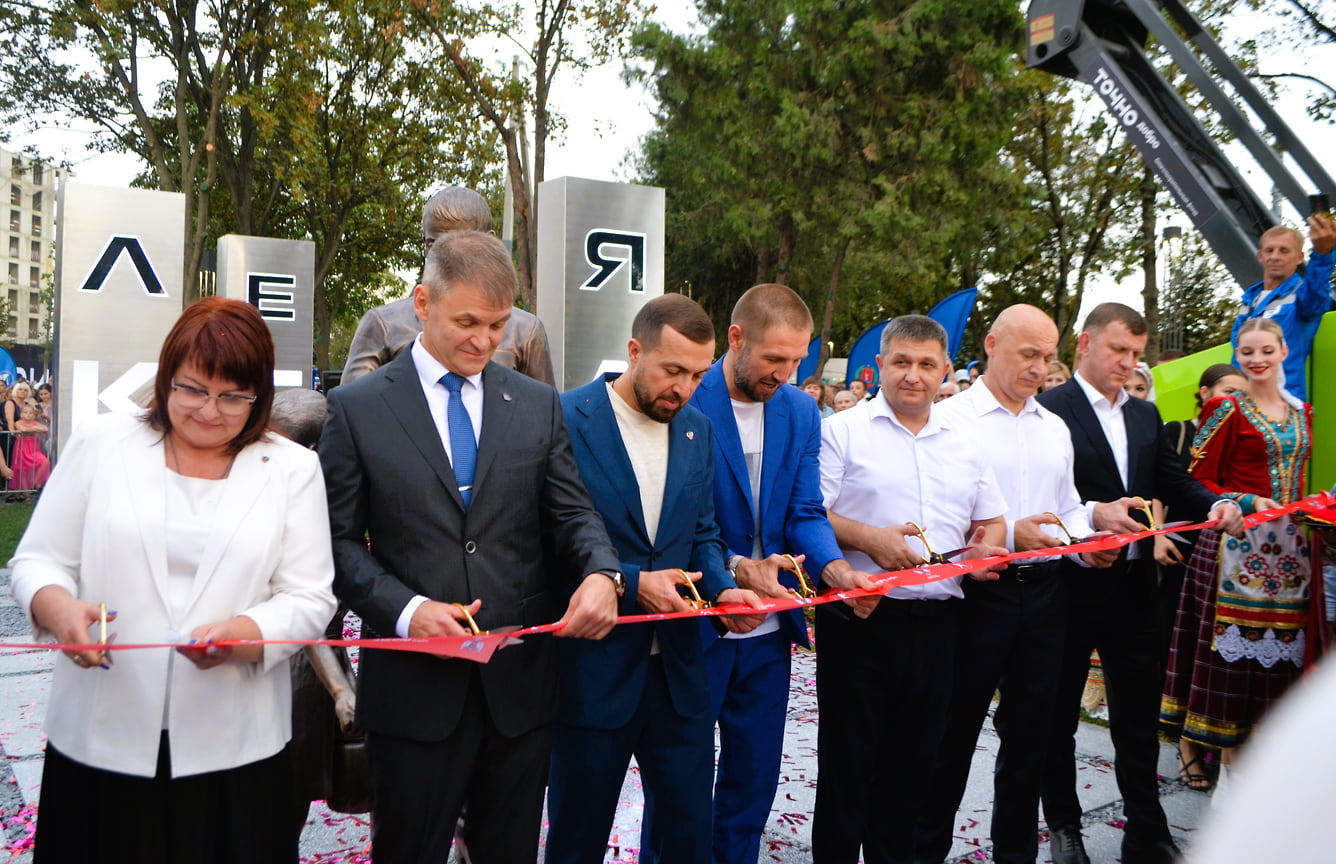 В торжественной церемонии открытия приняли участие генеральный секретарь Федерации бокса РФ Татьяна Кириенко, руководитель Федерации бокса ЮФО Дмитрий Кашин, основатель благотворительного фонда «Точно Добро» Николай Амосов, заместитель губернатора Краснодарского края Александр Власов, мэр Краснодара Евгений Наумов