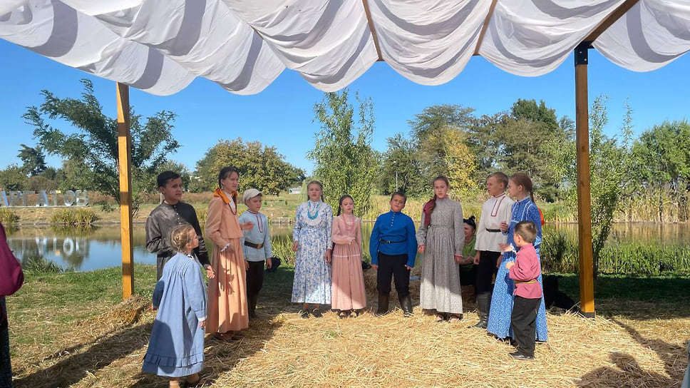 Множество местных коллективов выступали в разных локациях фестиваля