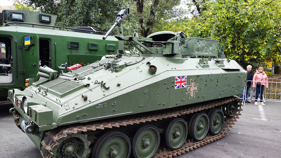 Бронетранспортер Fv103 Spartan (Англия) с крестом на борту