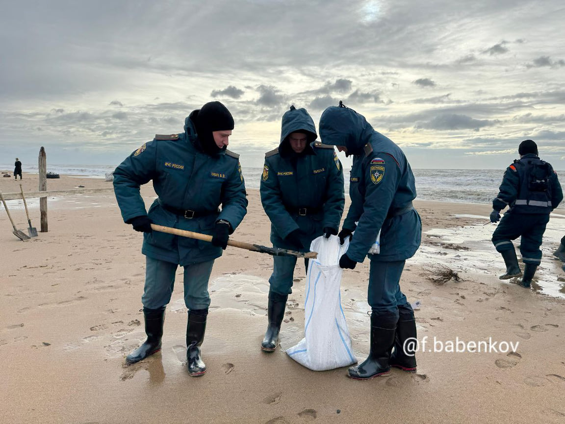 Спасатели на пляжной территории поселка Веселовка собирают в мешки песок со следами нефтепродуктов