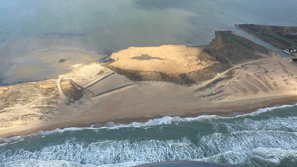 В конце декабря водолазы Морской спасательной службы нашли затонувшую часть танкера «Волгонефть-212» и обнаружили небольшую утечку мазута из танков. На участках акватории в этом районе установили боновые заграждения. Сколько мазута остается внутри — неизвестно 