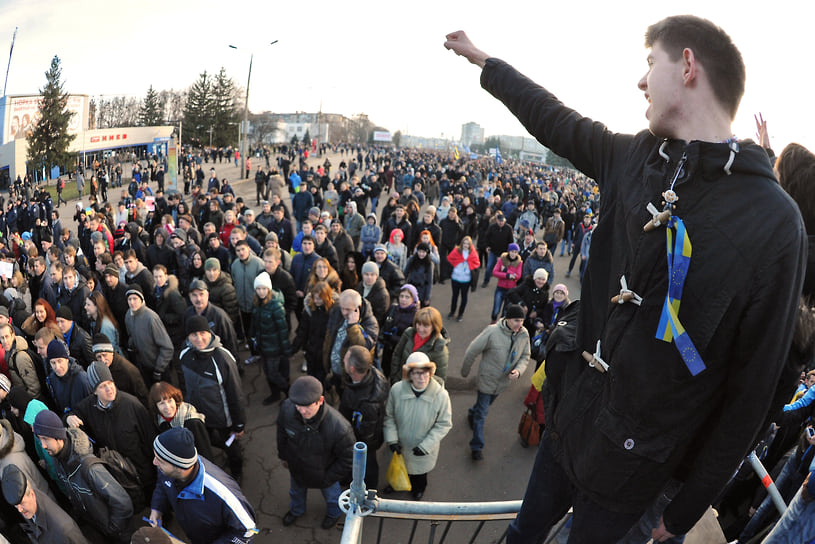 В ноябре 2013 года власти Украины приостановили подготовку к евроинтеграции, сторонники которой в ответ на это решение потребовали отставки президента и правительства страны