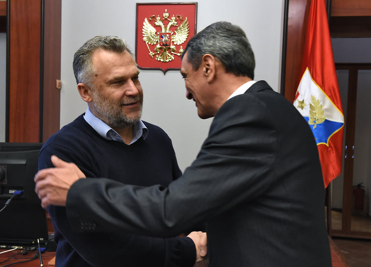 Жители Крыма и Севастополя, где преобладало русскоязычное население, оппозицию не поддержали. На народном собрании мэром Севастополя избрали предпринимателя Алексея Чалого 