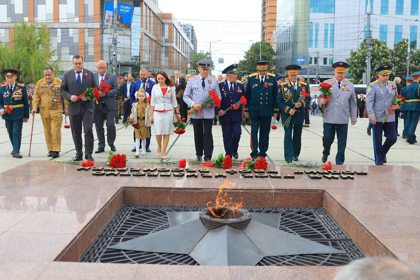В Краснодаре состоялась церемония возложения цветов к Вечному Огню