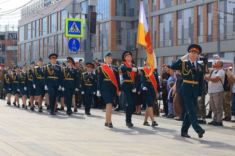 После возложения цветов к Вечному огню и могилам Героев Советского Союза в краевой столице прошел торжественный марш военнослужащих и казаков