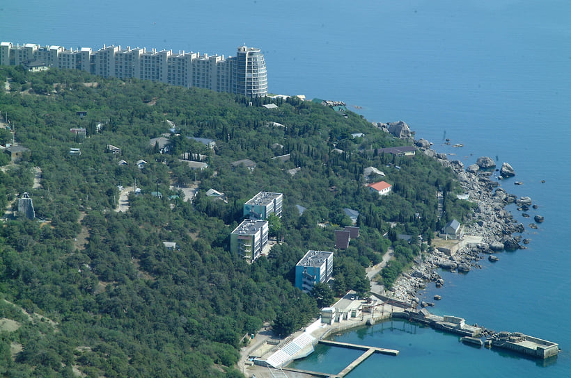 Вид на поселок Голубой Залив с высоты Крымских гор