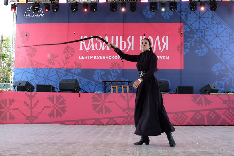 Выступали артисты и спортсмены