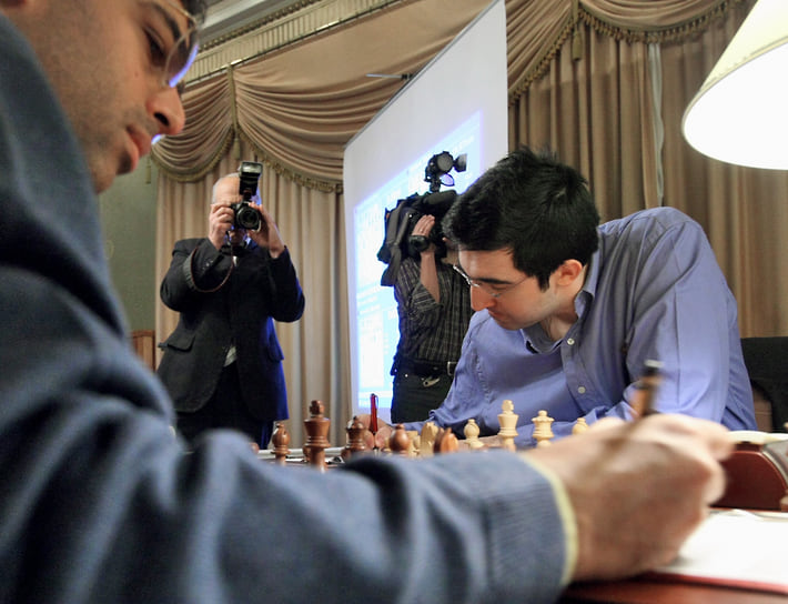 В 2008 году в немецком Бонне Ананд и Крамник (справа) провели чемпионский матч-реванш, в котором сильнее вновь оказался индиец