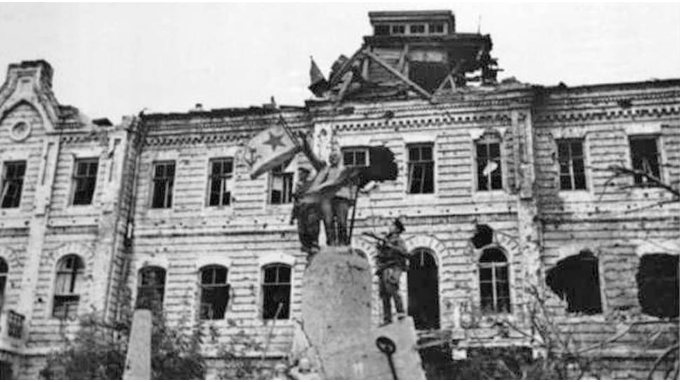 16 сентября 1943 года над Новороссийском взвились победные знамена. 
В ходе боевых действий портовая инфраструктура была практически полностью уничтожена. Не было ни одного пригодного причала, портального крана, склада и пр. На бетонном массиве третьей пристани портовики написали клятву: «Из пепла пожарищ и обломков развалин мы восстановим тебя, родной порт!»
