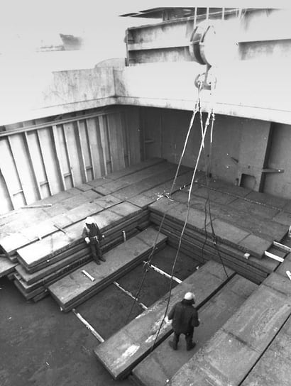 
В 1975 году началась перевалка грузов в контейнерах. В 1978 году в нефтегавани Шесхарис завершили строительство глубоководного причала для приема судов дедвейтом до 250 тыс. т. В том же году на Восточном пирсе построили причалы для перегрузки металла.
В 1980 году возвели новый Морской вокзал и пирсы для обработки пассажирских судов различного класса. Продолжалось развитие инфраструктуры. Постепенно построили причалы для судов типа Ро-Ро, для перевалки зерна, нефтепродуктов.
На фото — перегрузка слябов (1985 год)