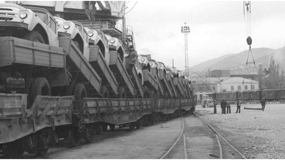 Прибытие состава с автомобилями ЗИЛ-130