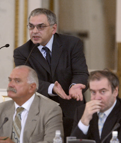 С 1998 года — генеральный директор, председатель правления киноконцерна «Мосфильм»
&lt;br>На фото: Карен Шахназаров с режиссером Никитой Михалковым (слева) и дирижером Валерием Гергиевым на заседании Госсовета в 2003 году&lt;/br>