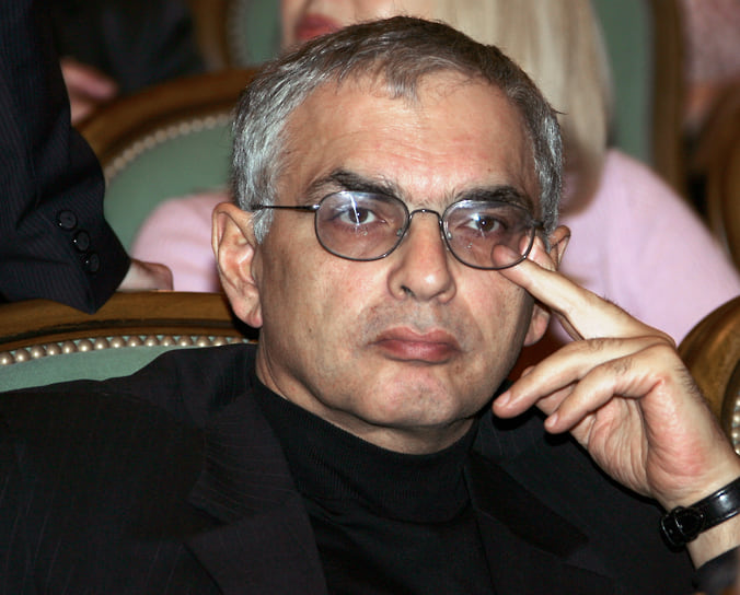 В 1975 году Карен Шахназаров окончил режиссерский факультет ВГИКа 