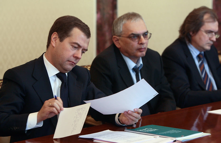 В 2006—2011 годах — член Общественной палаты Российской Федерации. Являлся заместителем председателя Комиссии по развитию культуры, с 2008 года — председатель Комиссии по культуре