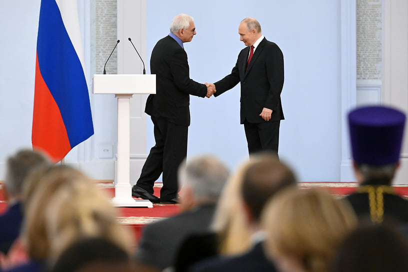 С 2008 года является членом Комиссии при президенте Российской Федерации по государственным наградам