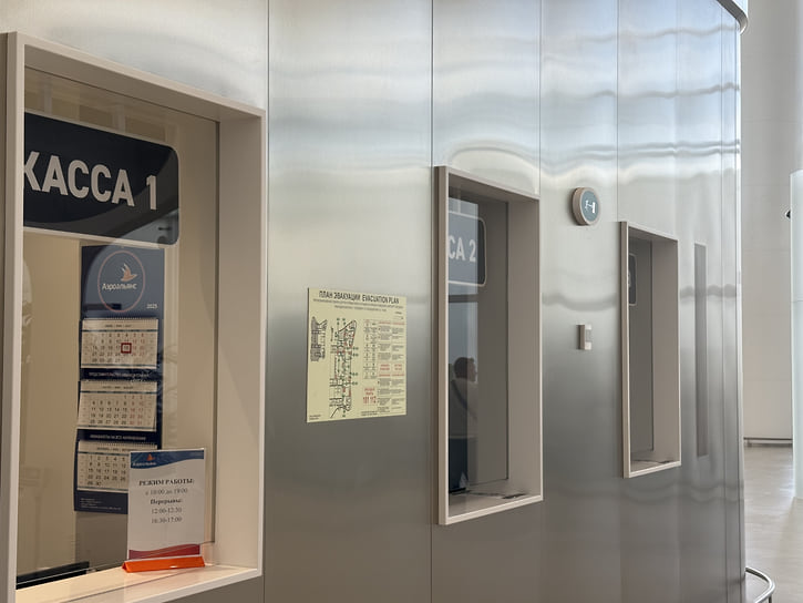 В 2021 году аэропорт обслуживал по 228 тыс. пассажиров на прилет и вылет в июле и августе (около 110 тыс. человек в месяц). Текущие показатели будут скромнее из-за поэтапного восстановления авиасообщения