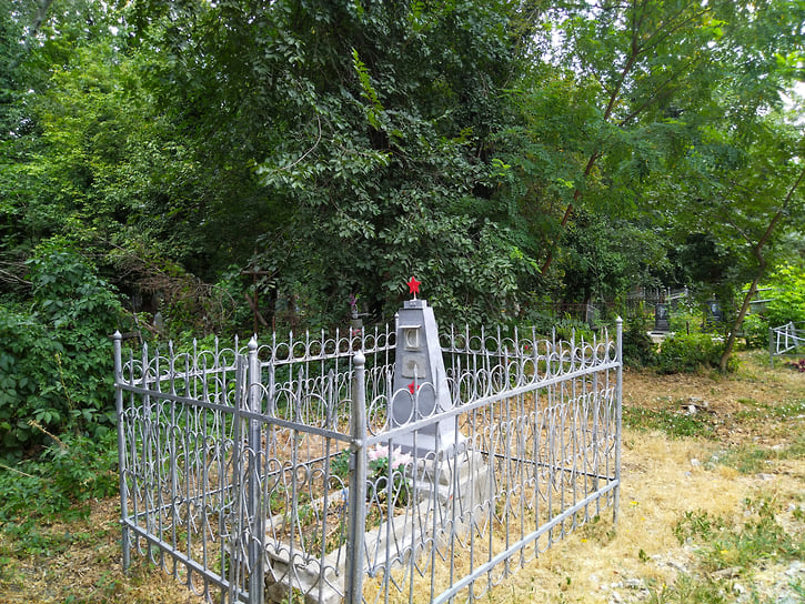 Некрополь находится в границах улиц Таманской и Ставропольской.
