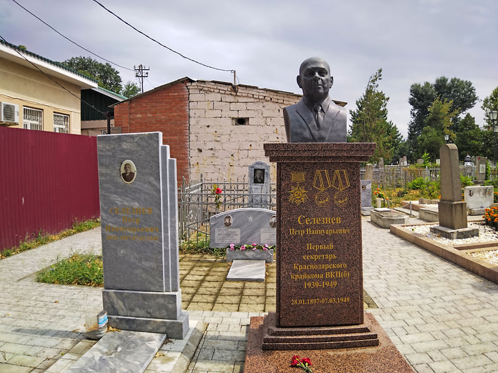 Петр Селезнев, возглавляя крайком ВКП(б), отказался эвакуироваться во время наступления фашистов, организовал подполье, руководил партизанским движением в регионе, а после освобождения города возглавил его восстановление. Осенью 2024 года на его могиле установили второй памятник
