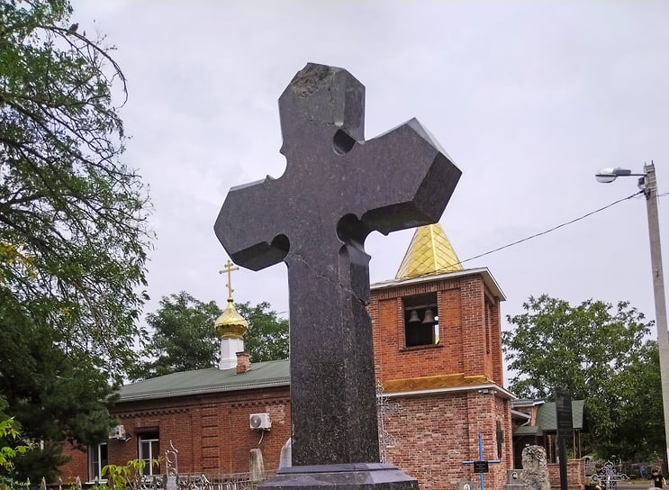Всесвятское кладбище было основано в первой половине XIX века. По разным данным, здесь захоронены от 1,2 до 2 млн человек. С января 1965 года кладбище закрыто для захоронений