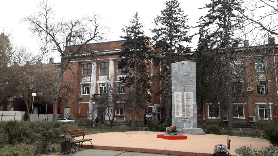 Во время Великой Отечественной войны завод эвакуировали в Омск и начали восстанавливать весной 1943 года, после освобождения Краснодара от фашистской оккупации. В память о погибших на войне рабочих завода перед инженерным корпусом установили обелиск