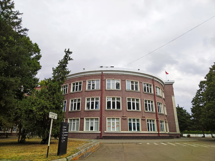 В бывшем здании заводоуправления сегодня находится Академия маркетинга и социально-информационных технологий (ИМСИТ)