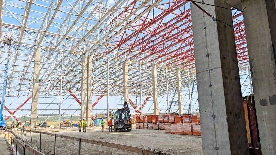 Первый этаж аэровокзального комплекса будет представлять из себя зону регистрации для пассажиров и проверки багажа. За ней будет располагаться помещение для сотрудников