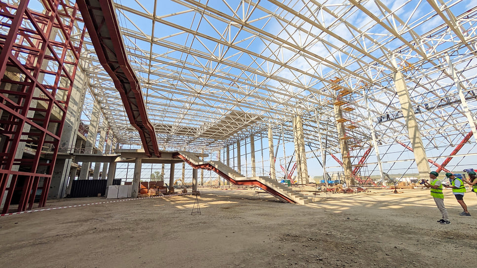 Общий бюджет строительства превышает 60 млрд руб., из которых 35 млрд руб. — инвестиции «Аэродинамики». Около 22-24 млрд руб. направят на объекты инфраструктуры — перрон, башню управления воздушным движением, подъездные дороги