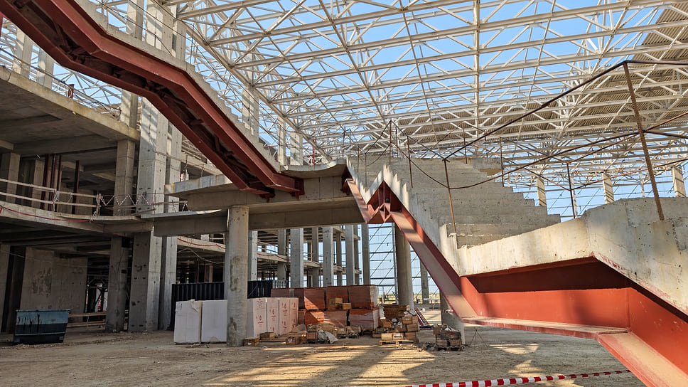 После прохождения регистрации пассажирам необходимо будет подняться сразу на третий этаж. На объекте уже установлена лестница, в дальнейшем в этой зоне будут оборудованы эскалаторы и лифты