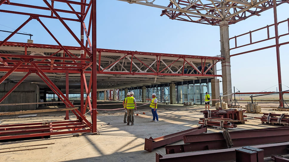 Всего в аэровокзальном комплексе будет 10 телетрапов и 8 галерей (зон ожидания). Для больших зон будут работать два телетрапа