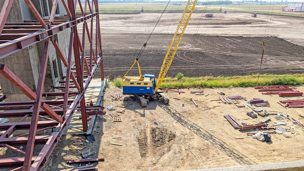 Параллельно с возведением нового терминала ведутся подготовительные работы на территории будущего перрона и рулежных дорожек. Строители снимают верхний слой почвы, возводят вахтовый городок и производственную базу