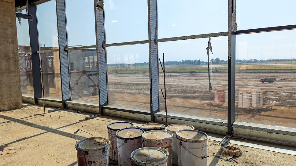 Перрон соединят с действующей взлетно-посадочной полосой две новые рулежные дорожки. Генподрядчиком этой части является компания «Дороги и Мосты», также отвечающая за электроснабжение, инженерные коммуникации и благоустройство перрона