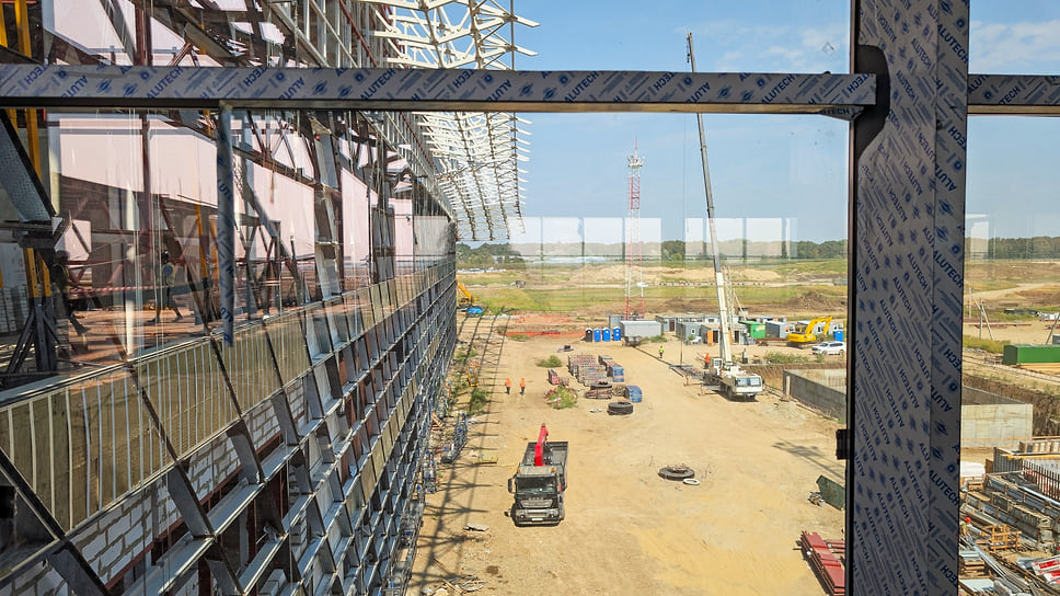 На объекте завершены все монолитные работы, установлены основные металлоконструкции, ведется остекление, установка ограждений и укладка стен. Ежедневно на месте работают порядка 500 строителей и 100 инженеров